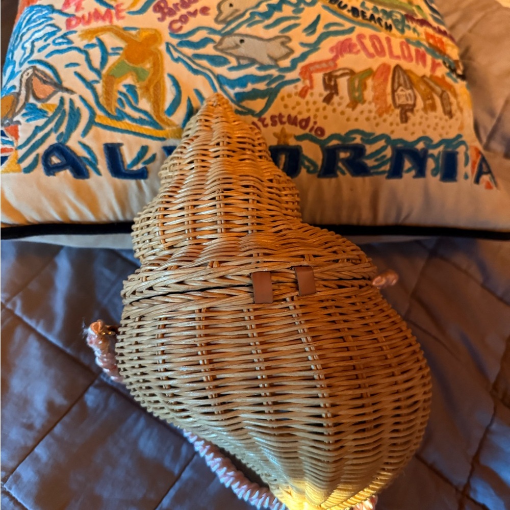Poolside wicker conch shell bag